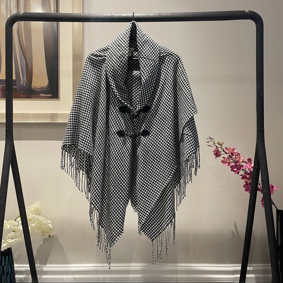 collectioneighteen Sweaters - [XL] Women’s Black & White Checker Poncho Soft & Fuzzy/Collectioneighteen/Toggle